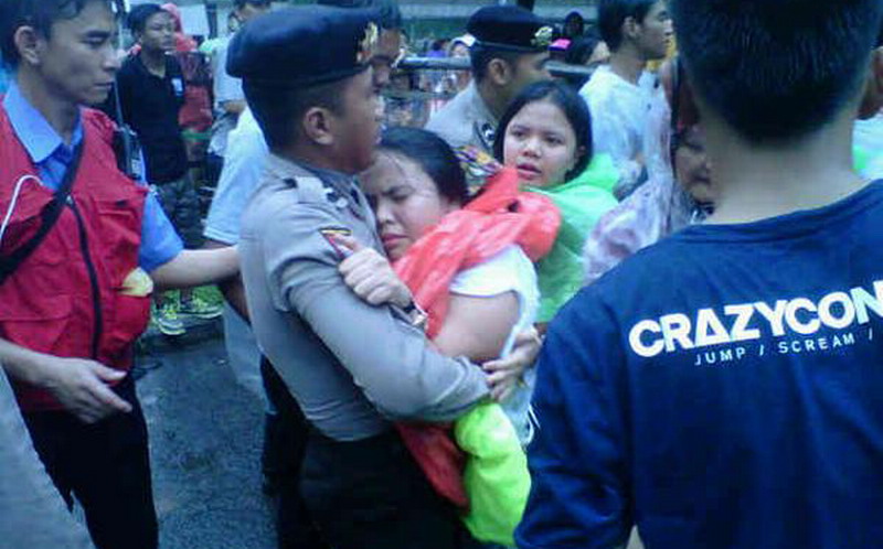 Berita Pilihan: Polisi Evakuasi Directioners yang Pingsan