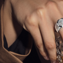 Tampil Elegan dengan Cincin Pria Saat Mengenakan Pakaian Kasual